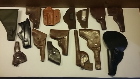 Vendo todas estas fundas antiguas de pistolas y alguna contemporanea.
Hace tiempo que las tengo dando 00