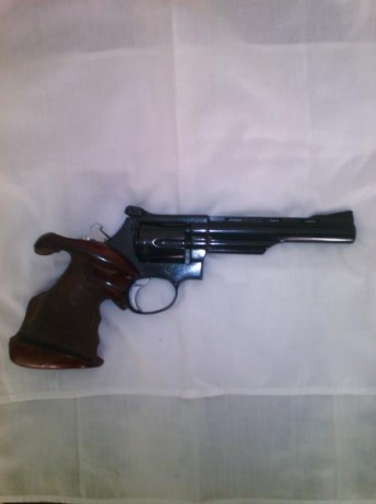 Revolver 38 especial 6 pulgadas buen estado, cachas anatómicas y originales.
 Precio 150 € 00