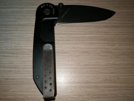 Navaja multipróposito enfocada a uso táctico-militar.

Largo total: 17,1 cm
Largo de la hoja: 6,9 cm
Grosor 00