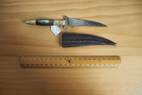 Cuchillo de pequeño tamaño pocedente de la localidad de Sástago (Zaragoza) con su funda original. En muy 02