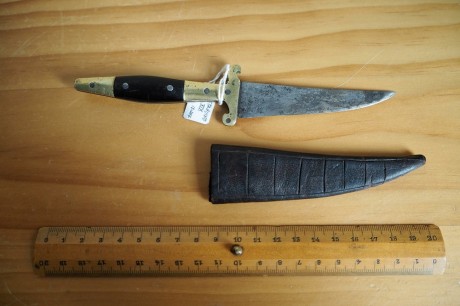 Cuchillo de pequeño tamaño pocedente de la localidad de Sástago (Zaragoza) con su funda original. En muy 01