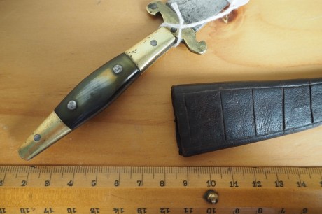 Cuchillo de pequeño tamaño pocedente de la localidad de Sástago (Zaragoza) con su funda original. En muy 00