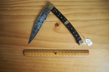Una magnífica pieza de colección. Estrellas de hueso o nácar incrustadas en la madera oscura.
Precio: 01