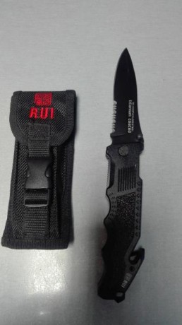 Se vende cuchillo navaja táctica RUI impecable, hoja de titanio con sierra, empuñadura ergonómica con 00