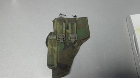 Se vende ceñidor y funda de pistola Ejército Español , mimetizado, impecables nuevos, años 90. Ceñidor 21