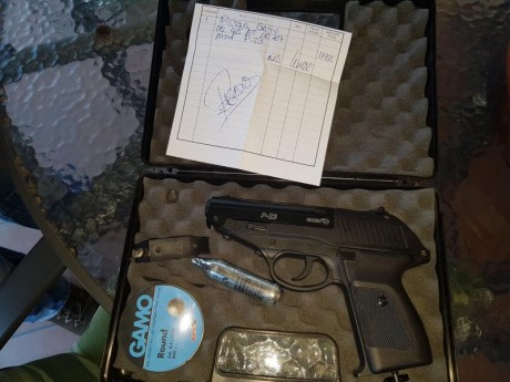 Un amigo vende esta pistola de CO2 ya tiene unos pocos de años. Prácticamente sin uso cómo se puede apreciar 01
