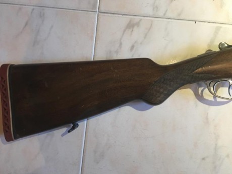 Escopeta de caza Beretta modelo S56E. Tiene chokes de 1 y 3 estrellas así como doble disparador, no selectivo. 21