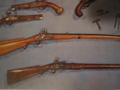 Voy a colocar unas fotos de un arma larga alemana de llave de mecha del siglo XVI. 130