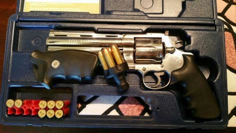 Vendo colt Anaconda 44 mag inox esta prácticamente nuevo 1050€+envío 
Interesados les daré mi teléfono 02