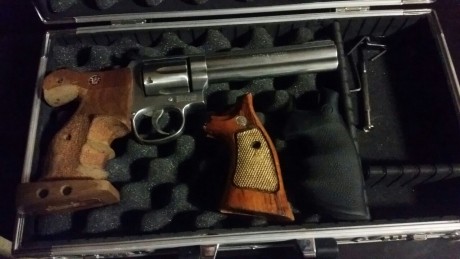 Vendo Revolver SW modelo 686-6".... 357mag inox está perfecto muy cuidado con tres cachas  450€+envio 01