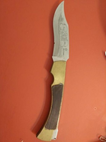 Navaja Aitor modelo LUCHADERA  nueva sin caja, rescatada de resto de tienda cuchillera.
Tiene una leve 01