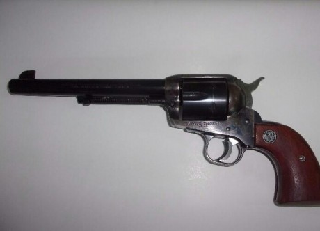Como dice el enunciado, se pone a la venta un revolver ruger vaquero en 45 lc, el arma es de un compañero 22