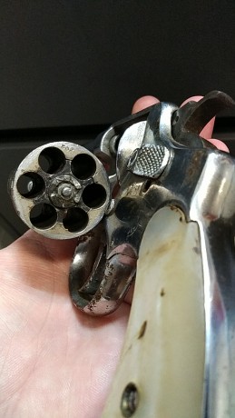 Buenas y gracias , busco ayuda para saber marca , modelo , año y precio de este revolver , gracias. 02