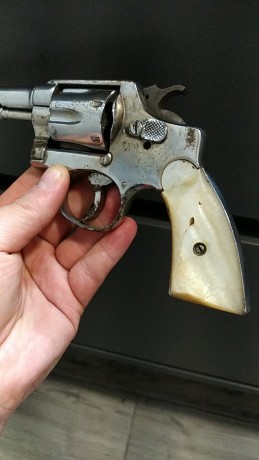 Buenas y gracias , busco ayuda para saber marca , modelo , año y precio de este revolver , gracias. 00