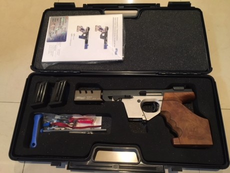 Hola, vendo Walter gps expert cal 22l r con 2  cargadores y en perfecto estado,precio 850€ empuñadura 02