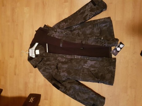 chaqueta tactica militar camo kryptek typhom, talla xxxl, pero equivale a una Xl europea. está nueva con 01