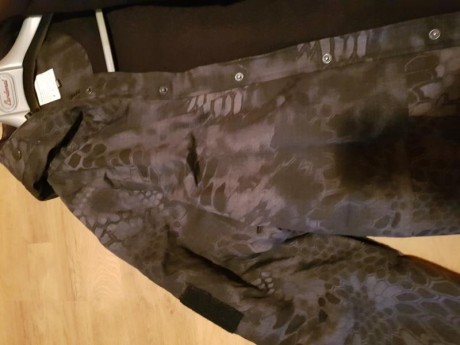 chaqueta tactica militar camo kryptek typhom, talla xxxl, pero equivale a una Xl europea. está nueva con 11