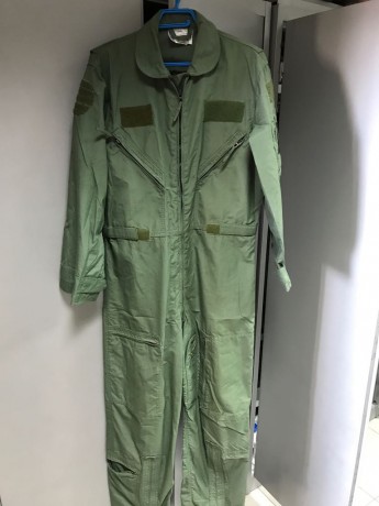 Se venden dos nonos de vuelo ignífugos de la Armada Española, de nomex de talla mediana, uno nuevo a estrenar 00