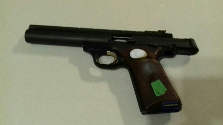 Un amigo me pide que le ponga a la venta esta pistola, por dejar la afición. Se trata de una Browning 20
