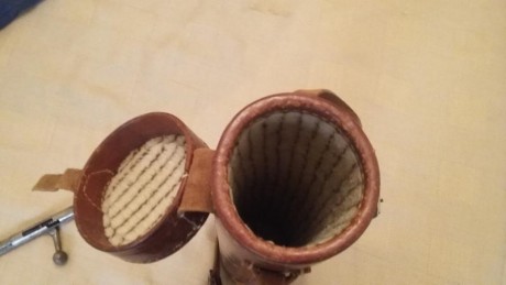Vendo este tubo/funda para visor que, aunque está feo exteriormente por el uso, está en perfecto estado 00