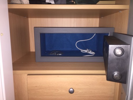 Caja fuerte de hotel digital y con posibilidad de apertura si se queda sin batería. Incluye tornillos 01