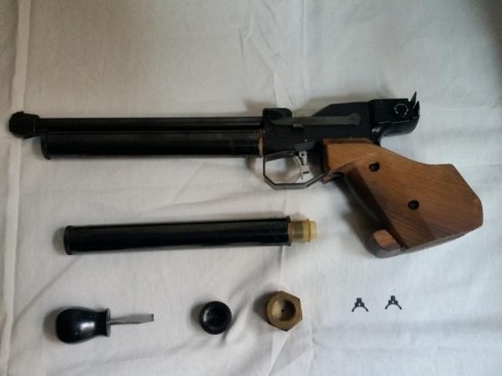 Vendo pistola Feinwerkbau model 2 de CO2
En muy buen estado con su maletín y herramientas originales: 02