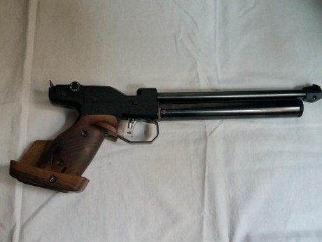 Vendo pistola Feinwerkbau model 2 de CO2
En muy buen estado con su maletín y herramientas originales: 01