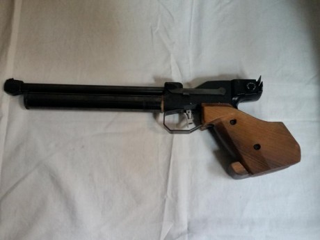 Vendo pistola Feinwerkbau model 2 de CO2
En muy buen estado con su maletín y herramientas originales: 00