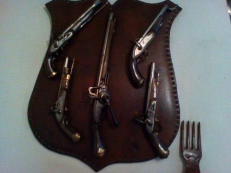 Hola tengo 5 pistolas, en una pone sTower y en otra 1771 y tres mas. Me gustaria saber el valor y si hay 22