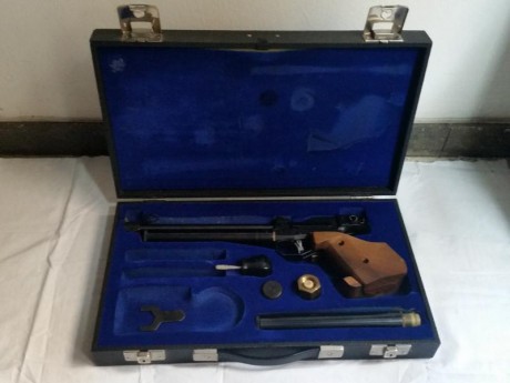 Vendo pistola Feinwerkbau model 2 de CO2
En muy buen estado con su maletín y herramientas originales: 32