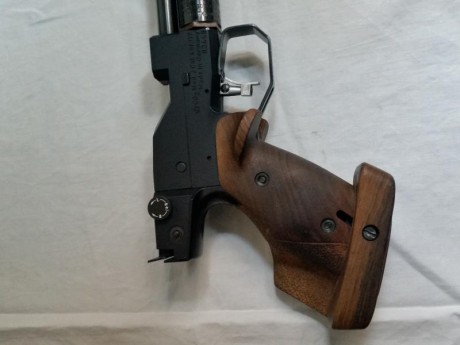 Vendo pistola Feinwerkbau model 2 de CO2
En muy buen estado con su maletín y herramientas originales: 31