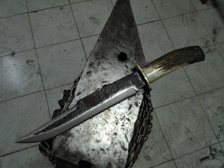 Hola a todos, pongo a la venta este cuchillo artesanal.

Hoja: 26cm, acero al carbono 1095
Longitud total 01