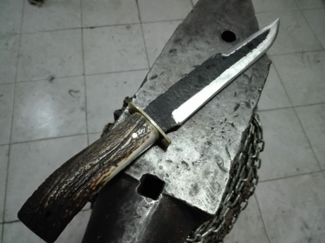 Hola a todos, pongo a la venta este cuchillo artesanal.

Hoja: 26cm, acero al carbono 1095
Longitud total 00
