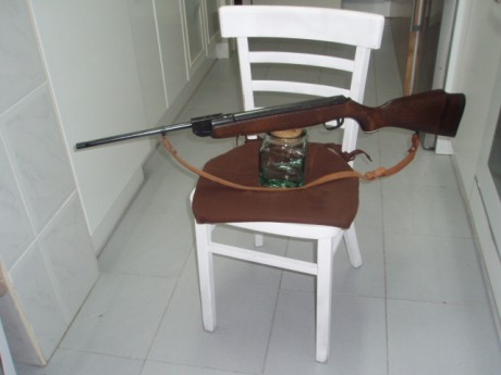 Hola.,
Una genuina Webley de cuando eran Inglesas de verdad.
Esta pequeña carabina tenía la particularidad 02