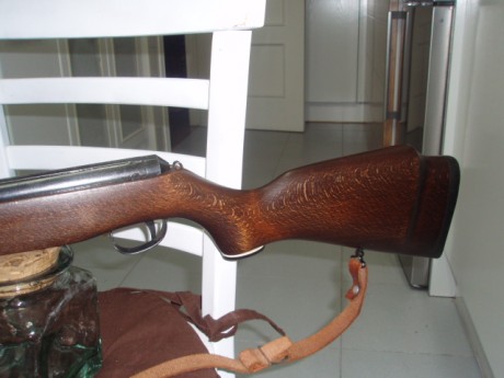 Hola.,
Una genuina Webley de cuando eran Inglesas de verdad.
Esta pequeña carabina tenía la particularidad 11
