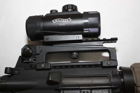 Buenas a todos, estoy haciendo limpieza de armario y me deshago de esta preciosa réplica de airsoft marca 01