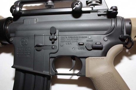 Buenas a todos, estoy haciendo limpieza de armario y me deshago de esta preciosa réplica de airsoft marca 10