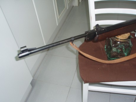 Hola.,
Una genuina Webley de cuando eran Inglesas de verdad.
Esta pequeña carabina tenía la particularidad 52