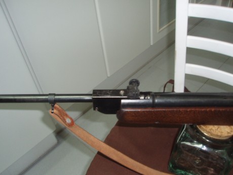 Hola.,
Una genuina Webley de cuando eran Inglesas de verdad.
Esta pequeña carabina tenía la particularidad 50