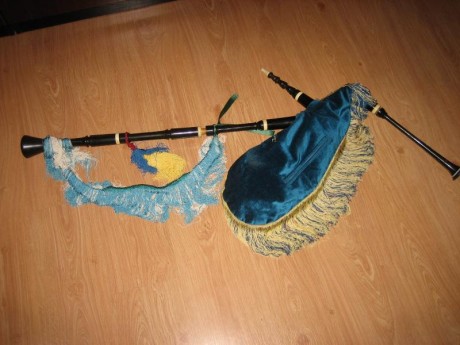 Hola.  Vendo gaita asturiana, con fuelle de oveja, afinada en "Do".  350€. Está en Asturias 01