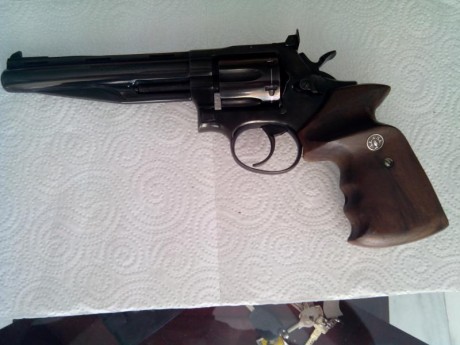 Tengo unas cachas anatomicas originales del revólver Llama Olimpic (válidas para otros revolver) y las 02