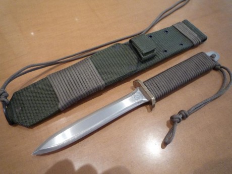 ¿Qué os parece este cuchillo, el Jagdkommando?

  El Jagdkommando Tri-Dagger es una daga con un largo 131