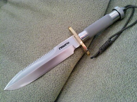 ¿Qué os parece este cuchillo, el Jagdkommando?

  El Jagdkommando Tri-Dagger es una daga con un largo 160