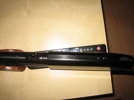 Hola. Vendo escopeta de corredera con cañón de 71cm, y tres polichoques internos, también tiene lumbreras, 30