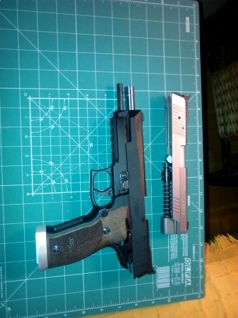 Vendo pistola Sig Sauer Xfive 9Pb.Por la pistola pido 1100 euros más envío. El arma solo ha sido utilizada 60