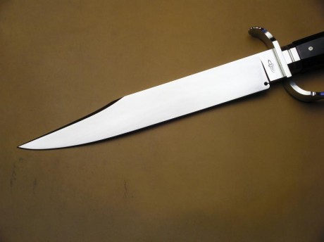 ¿Qué os parece este cuchillo, el Jagdkommando?

  El Jagdkommando Tri-Dagger es una daga con un largo 20