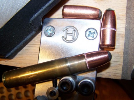 hola.
recargo para el calibre 338 wm con puntas hornady sst 200 gr y nosler accubond 200 gr.
el problemas 81