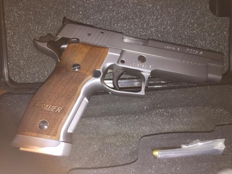 Se vende pistola Sig-Sauer X-Five, va en caja original. Se vende por no usar, sólo he podido ir 5 veces 00
