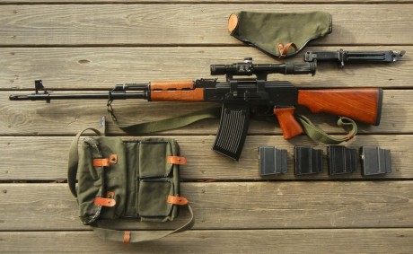 Aberración, mejora estetica o mejora técnica, elige la descripción...
El modelo M77, en 308 Win tiene 04