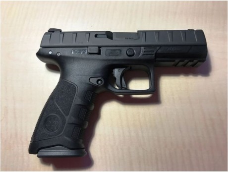 Se vende Beretta Apx, nueva, sólo tiene 2 meses, con 3 cargadores de 17 balas, con mira laser y linterna 21